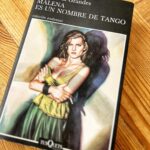 Dani Rovira Instagram – #MalenaEsUnNombreDeTango de #AlmudenaGrandes

Una historia que acompaña a Malena desde los 12 años hasta su etapa adulta. Sus retos, descubrimientos, desamores, pasiones, aprendizajes, frustraciones, su dolor. Un personaje femenino de los que no se olvida uno tan fácilmente. Uno de estos libros que te hacen acompañar a su protagonista durante un largo número de páginas y consigue que la ames y la conozcas como a uno mismo. A través de Malena, la autora asoma la patita de la mujer libre, moderna y adelantada, sensible y feminista que era. 
¡Cómo escribía Almudena! Cada descripción, cada diálogo…una barbaridad. Cada línea es una obra de orfebrería, de frases subordinadas hasta el infinito que te va llevando exactamente donde la autora quiere tenerte. Y no tiene prisa en contar y en resolver, porque lo bonito de Almudena y de sus libros, es el camino. Literatura con mayúsculas. 

#SuPoquicoDeLectura
#RoviraReadings
