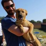 Dani Rovira Instagram – • @salvandopeludos_elcampito 🐾¡ADOPTA!🐾

Hola! Me llamo Col y tengo 5 mesecitos.

Aparecí con mi hermanita Flor por la calle solitos.
Flor ya tuvo la gran suerte de salir adoptada con una familia genial y bueno yo, pues sigo aquí. 

El otro día vinieron a hacernos una visita nuestros amigos de @fundacionochotumbao y el salao de @danirovira me cogió en brazos para hacernos esta foto tan chula.

Soy un bebé adorable y súper sociable con todo ser viviente! Y solo quiero una familia donde crecer y ser feliz para siempre. 

🔴INFORMACIÓN PARA ADOPTAR🔴 

☎️ CONTACTO SOLO WHATSAPP: 623064947

📮 CORREO
acogidasyadopciones@salvandopeludos.org

SI QUIERES AYUDARNOS A SEGUIR AYUDANDO: 

– Bizum: selecciona donar a ONG + introduce el codigo 00606 + elegir Salvando Peludos e introducir cantidad a donar. 

– Transferencia bancaria:
IBAN: ES98 0073 0100 57 0504241796
Titular: Salvando Peludos

#adopta #protectora #salvandopeludos #madrid #refugio #peludo #dog #cat #🐱 #gatos #adoptaunamigo #adoptaunperro #adoptaungato #navacerrada #nocompres #perros #campo #primavera #spring #animalshelter #amor #mascota #pet #adopt #familiapeluda #adoptanocompres #amigosdecuatropatas #amigospeludos #🐕 #🐶