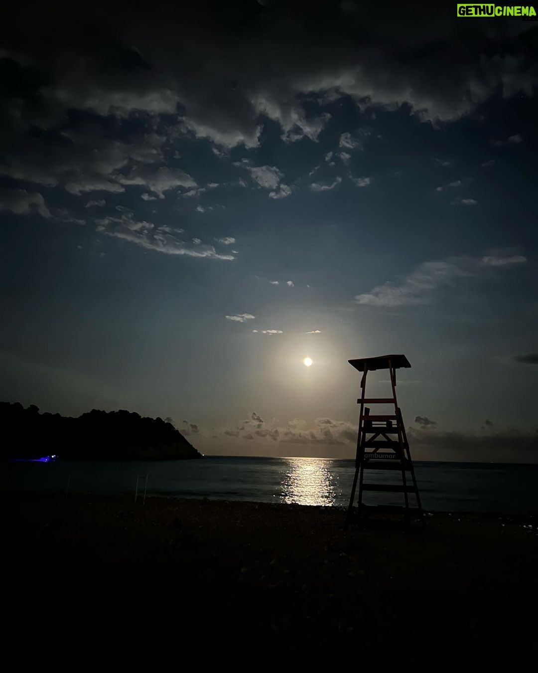 Dani Rovira Instagram - La noche es como es porque nadie la vigila.