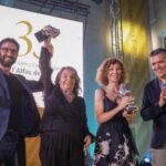 Dani Rovira Instagram – Recibir un premio siempre es una alegría, pero también una responsabilidad y un acicate para seguir trabajando con pasión, respeto y mucho amor en esta profesión tan maravillosa. 

Gracias al Festival de #LAlfásDelPi por hacerme merecedor de él. Qué maravilla de Festival. 35 años y espero que infinitos más. 

Gracias a @luislarrodera por su cariño y entrega, a @jorgeuson y @arturogcampos por acompañarme para entregármelo y agasajarme con palabras bonitas, abruptas y embarazosas. Gracias a Petra Martínez y Yolanda Flores, porque compartir galardón con gente de su talla le da mucho más valor a estos premios. Seguimos…
