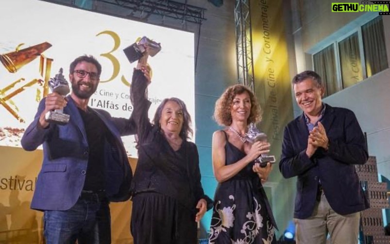 Dani Rovira Instagram - Recibir un premio siempre es una alegría, pero también una responsabilidad y un acicate para seguir trabajando con pasión, respeto y mucho amor en esta profesión tan maravillosa. Gracias al Festival de #LAlfásDelPi por hacerme merecedor de él. Qué maravilla de Festival. 35 años y espero que infinitos más. Gracias a @luislarrodera por su cariño y entrega, a @jorgeuson y @arturogcampos por acompañarme para entregármelo y agasajarme con palabras bonitas, abruptas y embarazosas. Gracias a Petra Martínez y Yolanda Flores, porque compartir galardón con gente de su talla le da mucho más valor a estos premios. Seguimos…