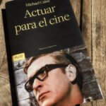 Dani Rovira Instagram – #ActuarParaElCine de #MichaelCaine

No seré yo quien diga nada nuevo de este referente actoral con más de 100 películas a sus espaldas. Dirigido por los más grandes, (John Huston, Woody Allen, Brian de Palma, Nolan, Sorrentino…), aplaudido y numerosamente premiado, por público y crítica internacional. 

Este pequeño manual, interesante y entretenido para quien no haga cine, es un recordatorio muy útil para quienes nos dedicamos a esta fascinante profesión. A través de su experiencia nos regala consejos, tips, trucos y secretos para poder ser un poquito mejores. Sobre todo a la hora de estar en un set, que es nuestro hábitat natural. Nos desgrana todo esto en varios pequeños capítulos atendiendo a la preparación, la manera de estar, los previos a rodar, la toma, los personajes, comportamiento dentro y fuera de plató, relación con los directores, etc. 

Obviamente es un visión muy personal, pero siempre hay que aprender de los grandes, y Michael Caine, sin duda, lo es. 

#supoquicodelectura 
#RoviraReadings