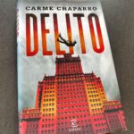 Dani Rovira Instagram – #Delito de @carmechaparro 

Qué barbaridad de Thriller ha escrito esta mujer. Una auténtica delicia con una escritura fluida y adictiva. Una capacidad inusual de relatar, con palabras,  emociones difíciles de entender y de explicar. Una historia muy inteligentemente trenzada y moldeada para que el lector vaya descubriendo verdades al ritmo que marca la autora. 

10 personas caen a la vez de la séptima planta de un hotel céntrico de Madrid. Cada una desde una habitación contigua. No se conocen entre ellas. Ahí va la premisa de marras. 

Tengo que confesar que las últimas 50 páginas me absorbieron, por lo bien pastoreados que están los acontecimientos y por la extrema dureza y crudeza de lo que sucede. Mira que, en la lectura y en el audiovisual, me gusta el género oscurito, para los muy cafeteros, pero Carme me ha hecho afrontar uno de los pasajes más perturbadores y enfermizos que he tenido con un libro en mis manos. Qué maravilla. Gracias por la dedicatoria y por regalarnos una lectura tan valiente y atrevida. No se la pierdan. 

#supoquicodelectura 
#RoviraReadings