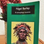 Dani Rovira Instagram – #ElAntropólogoInocente de #NigelBarley 

Un texto divertido, cuya primera misión fue ser publicado por el Museo Británico como curiosidad. 

Resultó ser un texto tan interesante, cómico y atípico que nació la publicación del libro de manera natural. 

El autor, antropólogo de profesión y vocación,  procedente de Oxford, decide mezclarse en una tribu muy poco conocida de Camerún con la finalidad de estudiarlos, entenderlos y hacer trabajo de campo. 

La escurridiza naturaleza de la sociedad “dowaya” no se lo pone fácil al autor que, durante más de un año, sobrevive al aburrimiento, a las enfermedades, a climas hostiles y adversos y a una lista larga de infortunios. 

A pesar de todo nos cuenta con humor toda su experiencia, llena de situaciones insólitas y surrealistas debidas al enorme contraste cultural. 

#supoquicodelectura 
#RoviraReadings