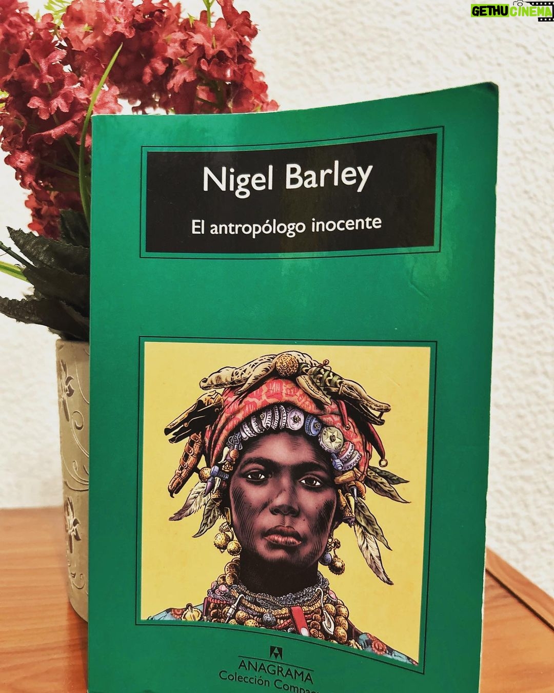 Dani Rovira Instagram - #ElAntropólogoInocente de #NigelBarley Un texto divertido, cuya primera misión fue ser publicado por el Museo Británico como curiosidad. Resultó ser un texto tan interesante, cómico y atípico que nació la publicación del libro de manera natural. El autor, antropólogo de profesión y vocación, procedente de Oxford, decide mezclarse en una tribu muy poco conocida de Camerún con la finalidad de estudiarlos, entenderlos y hacer trabajo de campo. La escurridiza naturaleza de la sociedad “dowaya” no se lo pone fácil al autor que, durante más de un año, sobrevive al aburrimiento, a las enfermedades, a climas hostiles y adversos y a una lista larga de infortunios. A pesar de todo nos cuenta con humor toda su experiencia, llena de situaciones insólitas y surrealistas debidas al enorme contraste cultural. #supoquicodelectura #RoviraReadings