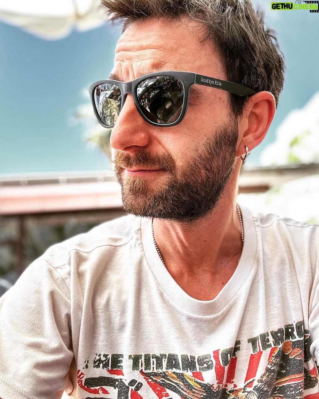 Dani Rovira - 32.6K Likes - Estaba yo pensando:
No podemos negar que estamos mejor que cuando estábamos peor y que, seguramente, estaremos aquí hasta que nos vayamos, porque yendo el último no te adelanta nadie.
#pleonasmos