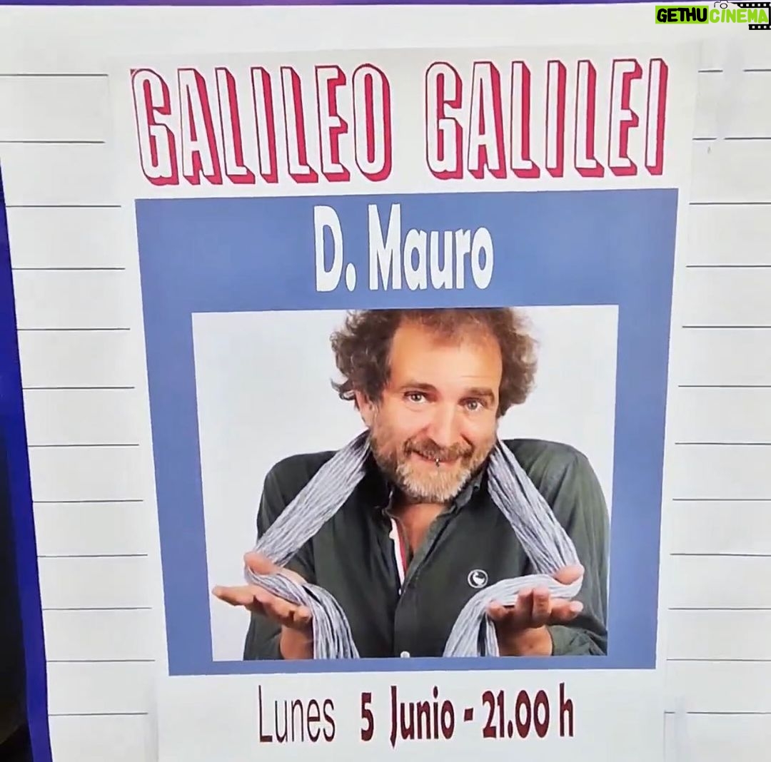 Dani Rovira Instagram - Ayer nos despedimos de ti, querido @mauro_urquiza Te hubieras reído tanto y, seguramente, también te hubieras emocionado. Entre los cómicos que estuvieron en el escenario y los que abarrotaban la @salagalileo sumábamos casi 100. Jamás nadie ha conseguido juntar a tantos amantes de la comedia en un mismo sitio y lugar. Y la de gente que por imposibilidad, no pudo asistir. Y tú presente todo el rato. En todas las conversaciones, en cada abrazo, en cada carcajada, en cada chiste, en cada cerveza y en cada lágrima que recorrió una noche donde todos te echamos demasiado de menos. Te mencionamos, te criticamos, te recordamos, te lloramos, nos reímos de tu muerte y de la muerte de todos, con brutalidad, con cariño, con desahogo…y fue tan sanador. La comedia es el mejor invento del mundo. Gracias por tu paso por este mundo de locos, por el aprendizaje artístico y sobre todo vital que nos dejas. Anoche conseguiste que tantos cómicos nos sintiéramos parte de la misma familia, tú, el disruptor, el cascarrabias, el enfadica, conseguiste ser la causa común de todos. Y es que todos, te queríamos y te adorábamos. Siempre te tendré en mi recuerdo, amigo. Te quiero. Abrazo de GOL. ❤️🩹