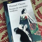 Dani Rovira Instagram – #RetratoDeUnaMujerModerna de #ManuelVicent

Bellísima biografía de la actriz y cantante cupletista y eterna #ConchaPiquer 

Un retrato del Nueva York de los años 20 de la mano de una joven adolescente que, junto a su madre, tratan de ganarse la vida, recién llegadas de Valencia. No tardará en convertirse en una enorme promesa cantando en los escenarios de Broadway. Rebelde, apasionada, contestataria e ingobernable, a través de Concha, sus amoríos, encuentros con la élite artística mundial de la época y las letras de los grandes maestros, hechas copla, se nos dibuja la historia,también, de una España sumida en la guerra, el franquismo, con sus pocas luces y sus muchas sombras. Blasco Ibáñez, Lorca, Penella, …son algunas de las muchas celebridades que se cruzarán en su vida. 

Una mujer que hizo lo que quiso, que tocó el cielo del arte, la cultura y la canción con sus manos, que amó sin condiciones, que sufrió y que, sin pretenderlo, se convirtió en una de las mujeres más modernas y libres de la época. 

“Así es el éxito. Es imposible cantar tan bien si no se ha sufrido mucho, y al mismo tiempo si no has sentido la embriaguez del placer y de la gloria”.

#SuPoquicoDeLectura
#RoviraReadings