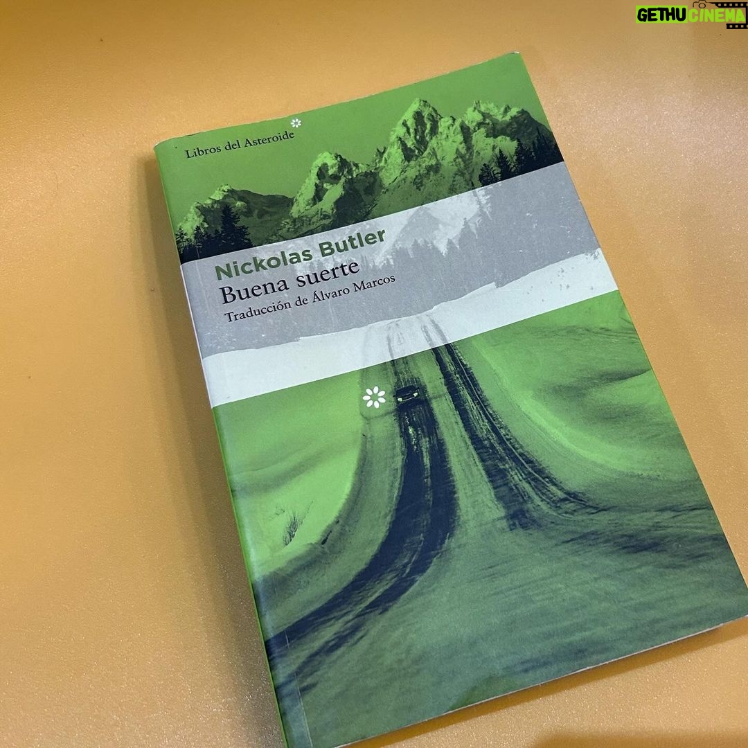 Dani Rovira Instagram - #BuenaSuerte de #NickolasButler Tercer libro que cae en mis manos de este autor. #CancionesDeAmorAQuemarropa (uno de mis libros preferidos de mis últimos años), #AlgoEnLoQueCreer y este que os muestro, #BuenaSuerte. Barr, Teddy y Cole, amigos desde pequeños trabajan en una pequeña empresa constructora. Empresa en la que están acostumbrados a realizar trabajos de pequeña o mediana enjundia. Un día se les presenta la oportunidad de construir algo a lo que no están acostumbrados y en un lugar y tiempos que se antojan imposibles. Pero a la mujer que los contrata no le tiembla el pulso y las condiciones son generosas pero férreas. La obra estará sobradamente pagada si acaban en plazo, sumándole, además, unas primas desorbitadas por acabar justo para Navidad. Construir una casa de lujo en mitad de un paraje natural montañoso y recóndito. El nivel de belleza del lugar es proporcional al de su inaccesibilidad, sobre todo cuando entre el invierno y todo colapse por la nieve. El proyecto puede cambiar sus vidas y deciden agarrarse al “sueño americano” para poder cumplir sus anhelos vitales. La novela es una locura. Un autentico frenesí, manteniéndote tenso en cada una de sus páginas, rozando incluso, en algunas páginas el más puro estilo narrativo de Hitchcock. El nivel de sacrificio del reto es alto. Demasiado. La manera de escribir del autor es deliciosa. Así que no tardaré en leerme la que me queda ( #ElCorazónDeLosHombres ) Pd. Gracias, desconocida Alejandra, por habérmelo hecho llegar al teatro, de una manera tan bonita y altruista. Me hizo mucha ilusión el gesto. Que lo sepas. #SuPoquicoDeLectura #RoviraReadings
