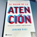 Dani Rovira Instagram - #ElValorDeLaAtención de @johann.hari Maravilloso y elaboradísimo análisis sobre nuestra pérdida de la atención en estas últimas décadas y todo lo que desencadena en nuestra sociedad mundial y en nuestras propias vidas individuales. La cultura de la “multitarea”, la mutilación de nuestro fluir, el aumento del cansancio físico y mental, la falta de horas de sueño, la estrepitosa caída de nuestra lectura sostenida, el crecimiento obsceno de una tecnología que nos sigue y nos manipula, el estrés, empeoramiento de las dietas y aumento de la contaminación, el aumento de casos del TDAH, el confinamiento y estabulado físico y psicológico de la infancia…son algunas de las claves que el autor nos desgrana para tomar conciencia y poder revertir esta deriva desbocada y mundial. “…ya tenía cierta idea de cómo debía ser un movimiento para exigir la devolución de nuestra atención. Se iniciaría con tres grandes metas atrevidas. Una: prohibir el capitalismo de vigilancia, porque la gente que se está viendo secuestrada y deliberadamente enganchada no puede concentrarse. Dos: implantar la semana laboral de cuatro días, porque la gente crónicamente agotada no es capaz de prestar atención. Tres: reconstruir la infancia en torno al juego en libertad de los niños, en sus barrios y en sus colegios, porque los niños que viven encarcelados en sus hogares no van a poder desarrollar una capacidad saludable para prestar atención. Si alcanzamos esas metas, la capacidad de la gente para prestar atención mejorará espectacularmente con el tiempo. Y entonces dispondremos de un núcleo sólido de concentración que podríamos usar para avanzar y profundizar en la batalla”. “Solo podremos solucionar la crisis climática si somos capaces de resolver nuestra crisis de atención”. James Williams escribió: “Yo creía que ya no quedaban luchas políticas…Qué equivocado estaba. La liberación de la atención humana podría ser la batalla moral y política definitoria de nuestro tiempo. Su éxito es la condición previa para el triunfo de prácticamente todas las demás luchas”. Gracias @arturogcampos por insistir en que lo leyera. 📕 ❤️🧠 #SuPoquicoDeLectura #RoviraReadings