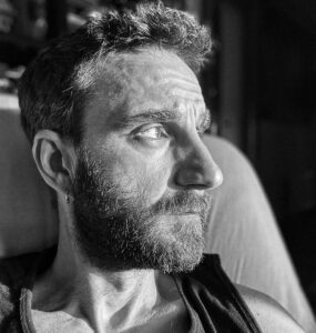Dani Rovira Instagram - Una vez alguien me propuso: Si ves a un esclavo durmiendo y soñando que es libre, ¿lo despertarías? Pues en esas estamos… (La foto…pues nada que ver, pero me apetecía subirla)