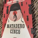 Dani Rovira Instagram - #Matadero5 de #KurtVonnegut Esta es la adaptación a cómic de #RyanNorth y dibujado por #AlbertMonteys de la famosa novela. Mirada cruda, mordaz y crítica a los horrores de la guerra y sus tragedias. Donde jóvenes, casi críos son enviados al frente para morir (así fue y será). A través de la Ciencia Ficción, el protagonista, Billy Pilgrim, se desprende en el tiempo sin poder controlar a dónde ni a cuándo se dirige, teniendo que estar alerta constantemente por la escena vital que le tocará vivir en cada desprendimiento temporal. Una joya de cómic y de adaptación. #SupoquicoDeLectura #RoviraReadings