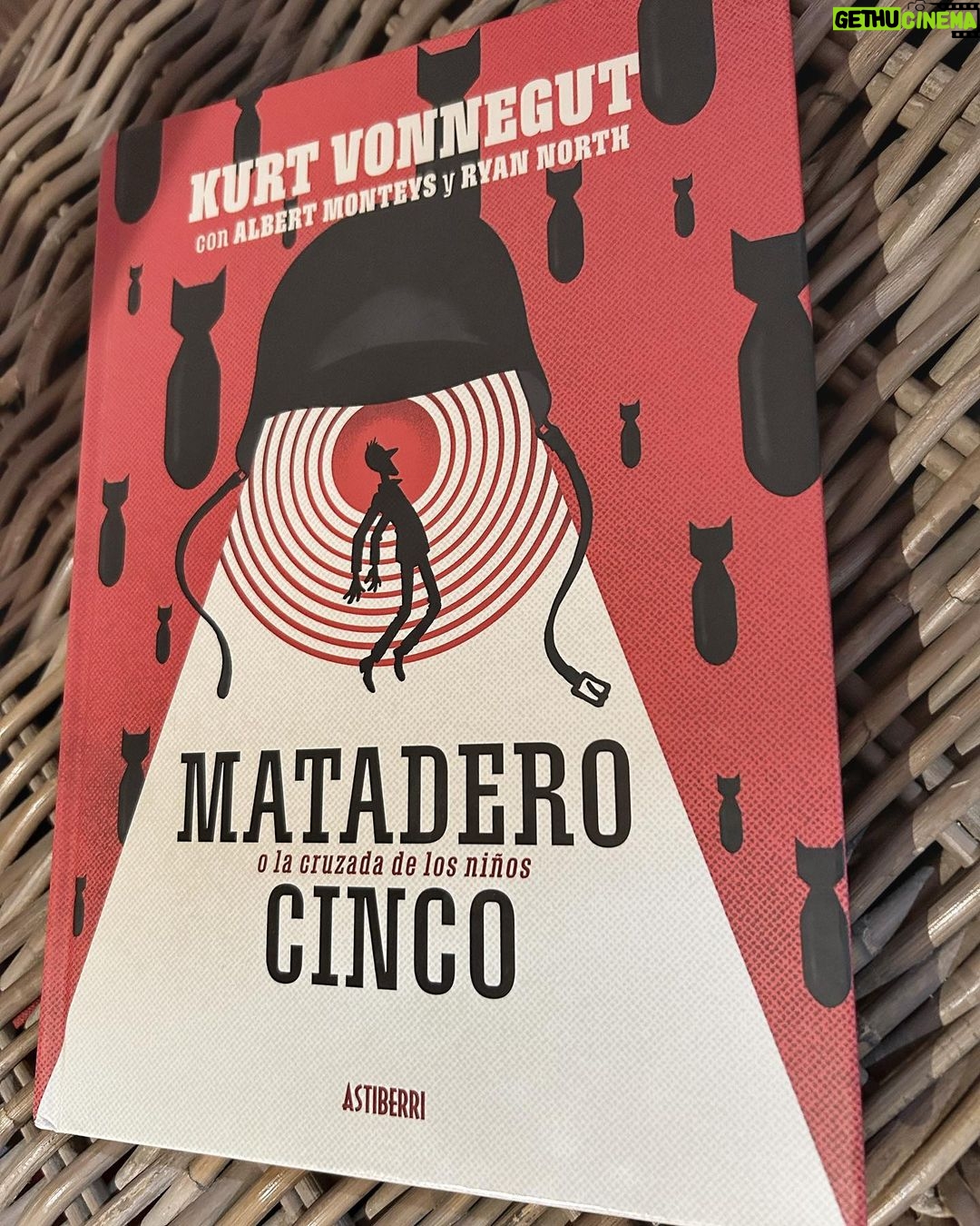 Dani Rovira Instagram - #Matadero5 de #KurtVonnegut Esta es la adaptación a cómic de #RyanNorth y dibujado por #AlbertMonteys de la famosa novela. Mirada cruda, mordaz y crítica a los horrores de la guerra y sus tragedias. Donde jóvenes, casi críos son enviados al frente para morir (así fue y será). A través de la Ciencia Ficción, el protagonista, Billy Pilgrim, se desprende en el tiempo sin poder controlar a dónde ni a cuándo se dirige, teniendo que estar alerta constantemente por la escena vital que le tocará vivir en cada desprendimiento temporal. Una joya de cómic y de adaptación. #SupoquicoDeLectura #RoviraReadings