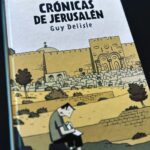 Dani Rovira Instagram - #CrónicasDeJerusalen de @guy._.delisle_ Después de #PyongYang es el segundo cómic que devoro de este ilustrador. Su esposa, trabajadora de #MédicosSinFronteras es destinada a trabajar un año en Jerusalén y marchan la familia al completo, niño incluido. Guy nos dibuja de una manera objetiva, mordiente y sincera su experiencia durante un año en este país y su Ciudad Santa, uno de los lugares con los conflictos más enquistados del planeta y de la historia. A pesar del sentido del humor agudo que vierte sobre sus viñetas, no deja de contarnos las peculiaridades, los sinsentidos, las injusticias y las extravagantes situaciones que crea la propia ciudad. Estuve en Israel y Palestina hace tres meses y vine con miles de sentimientos encontrados y, a pesar de empaparme lo máximo posible de toda su idiosincrasia, volví con menos idea que de antes de haber ido. Misma sensación que cuando acabé este cómic…es todo demasiado complejo. No se lo pierdan. Aunque una cosa está clara, sea el lugar que sea, y del tipo que sea, el fundamentalismo religioso es la causa de los mayores males de la historia. #supoquicodelectura #RoviraReadings