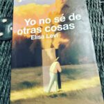 Dani Rovira Instagram - #YoNoSéDeOtrasCosas de @elisalevi_ La historia de una chica de 19 años que, aprovechando la espera del perro extraviado en un bosque, junto a su dueño, hace brotar un monólogo sobre su vida en ese pequeño pueblo. Sumida en una tristeza y a la vez una claridad meridiana, probablemente aumentadas por los efectos de un “verde”, Lea nos habla de todo lo que no sabe y de lo que sí, de la vida en pueblo pequeño, en decadencia demográfica y de porvenir. Del sufrimiento de su hermana Nora, por haber nacido ya postrada en una silla de ruedas y una cama y por interactuar con el mundo como un perrillo metido en una caja con dos pequeños agujeros. Del querer aparentar de una madre y de las ganas de soltar y conocer el mundo más allá del bosque que lo limita. Un texto breve pero que bulle y sangra a borbotones. Una manera diferente y hermosamente atropellada de contarnos las cosas. Una voz propia, y en mi opinión, con trazas de Delibes en los contenidos y Saramago en las formas. Gracias, de nuevo, @aitanasanchezgijon por la recomendación. #SuPoquicoDeLectura #RoviraReadings