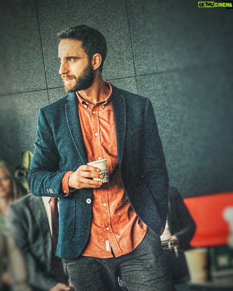 Dani Rovira Instagram - Quédate con quien te mire como yo miro al fin de semana que se viene. ( 📸 @ernestosevillaoficial )