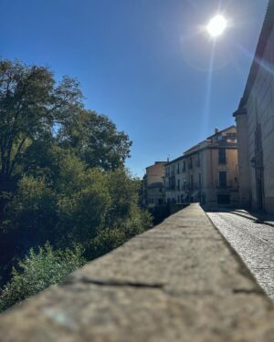 Dani Rovira Instagram - Tus calles mil veces pisadas me siguen enamorando como la primera vez. Pero te vivo como si, cada vez, fuera la última. 
#Granada ♥️