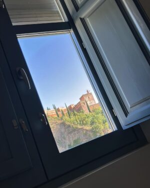 Dani Rovira Instagram - Tus calles mil veces pisadas me siguen enamorando como la primera vez. Pero te vivo como si, cada vez, fuera la última. 
#Granada ♥️