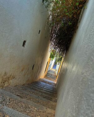 Dani Rovira Instagram - Tus calles mil veces pisadas me siguen enamorando como la primera vez. Pero te vivo como si, cada vez, fuera la última. 
#Granada ♥️