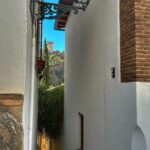 Dani Rovira Instagram – Tus calles mil veces pisadas me siguen enamorando como la primera vez. Pero te vivo como si, cada vez, fuera la última. 
#Granada ♥️