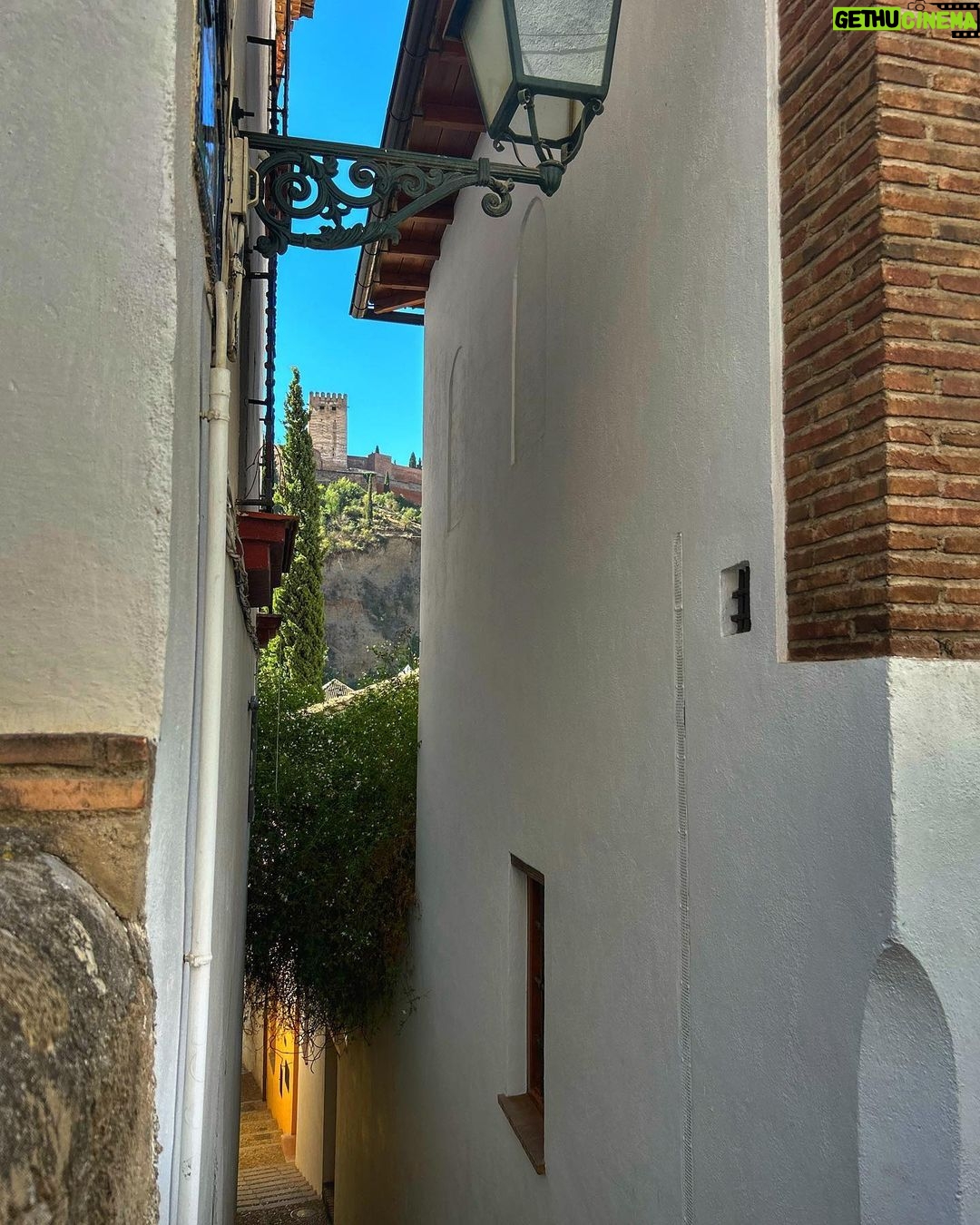 Dani Rovira - 47.4K Likes - Tus calles mil veces pisadas me siguen enamorando como la primera vez. Pero te vivo como si, cada vez, fuera la última.
#Granada ♥️