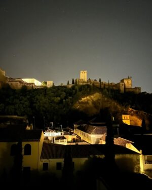 Dani Rovira Instagram - Tus calles mil veces pisadas me siguen enamorando como la primera vez. Pero te vivo como si, cada vez, fuera la última. 
#Granada ♥️