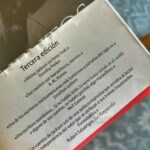 Dani Rovira Instagram – #CuentosEscogidos de #ShirleyJackson 

Después de #LaMaldiciónDeHillHouse y #SiempreHemosVividoEnElCastillo (por ahí andarán los posts con la reseñita), cayó este tercero, una selección de estos 10 cuentos y tres pequeños ensayos. Si ya me consideraba fan de esta escritora de terror de principios de siglo XX, después de estos cuentos, puedo decir que es de mis escritoras favoritas. Es increíble el dominio de la narración y cómo busca emociones y sensaciones  nuevas y sugerentes en el lector, como el cuento de “La Lotería”, con el que se armó un revuelo al publicarlo en la revista “The New Yorker” en el que solía escribir, o en el cuento de “La Noche en que todos tuvimos gripe” donde de un hecho real saca un relato divertido y de birlibirloque. Encima, los ensayos nos hablan sobre la técnica de escritura donde, aquí la amiga, se erige como la reina de la narración. 

Gracias, totoriense por obsesionarme con ella. 📕 🎁 

Terminaremos haciéndonos con su bibliografía. Lo sé. Me conozco. 

#RoviraReadings
#SuPoquicoDeLectura