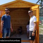Dani Rovira Instagram – • @fundacionochotumbao Qué inmensa es la felicidad que sentimos cuando la energía puesta en una causa se materializa en la realidad. 💫 ¡Justo lo que hemos vivido con @salvandopeludos_elcampito! 🐗🐶 

Nuestros patronos @danirovira y @d10solano han visitado las instalaciones recién ampliadas gracias a la recaudación del espectáculo solidario ‘Faltándonos al respeto’. 🎭 

Podríamos hablar de la cantidad recaudada -8.027 euros, ¡GRACIAS! 🙌-, pero el significado es mucho mayor: bienestar y seguridad para decenas de animales. 🐈

Gracias a nuestros amigos del alma @arturogcampos, @jj_vaquero e @inakiurrutia por subirse al escenario con nuestro cofundador y hacer magia desde el humor y la solidaridad. 🫶

En estas 📷 podéis ver un poquito más de esta visita. 🧡 ¡GRACIAS por ayudarnos una vez más a ayudar!

#Ochotumbao