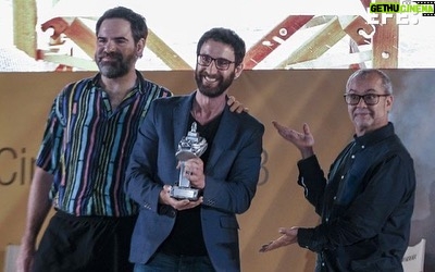 Dani Rovira Instagram - Recibir un premio siempre es una alegría, pero también una responsabilidad y un acicate para seguir trabajando con pasión, respeto y mucho amor en esta profesión tan maravillosa. Gracias al Festival de #LAlfásDelPi por hacerme merecedor de él. Qué maravilla de Festival. 35 años y espero que infinitos más. Gracias a @luislarrodera por su cariño y entrega, a @jorgeuson y @arturogcampos por acompañarme para entregármelo y agasajarme con palabras bonitas, abruptas y embarazosas. Gracias a Petra Martínez y Yolanda Flores, porque compartir galardón con gente de su talla le da mucho más valor a estos premios. Seguimos…