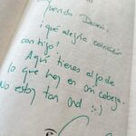 Dani Rovira Instagram - #Delito de @carmechaparro Qué barbaridad de Thriller ha escrito esta mujer. Una auténtica delicia con una escritura fluida y adictiva. Una capacidad inusual de relatar, con palabras, emociones difíciles de entender y de explicar. Una historia muy inteligentemente trenzada y moldeada para que el lector vaya descubriendo verdades al ritmo que marca la autora. 10 personas caen a la vez de la séptima planta de un hotel céntrico de Madrid. Cada una desde una habitación contigua. No se conocen entre ellas. Ahí va la premisa de marras. Tengo que confesar que las últimas 50 páginas me absorbieron, por lo bien pastoreados que están los acontecimientos y por la extrema dureza y crudeza de lo que sucede. Mira que, en la lectura y en el audiovisual, me gusta el género oscurito, para los muy cafeteros, pero Carme me ha hecho afrontar uno de los pasajes más perturbadores y enfermizos que he tenido con un libro en mis manos. Qué maravilla. Gracias por la dedicatoria y por regalarnos una lectura tan valiente y atrevida. No se la pierdan. #supoquicodelectura #RoviraReadings