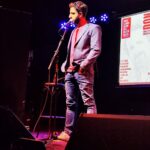 Dani Rovira Instagram - Ayer nos despedimos de ti, querido @mauro_urquiza Te hubieras reído tanto y, seguramente, también te hubieras emocionado. Entre los cómicos que estuvieron en el escenario y los que abarrotaban la @salagalileo sumábamos casi 100. Jamás nadie ha conseguido juntar a tantos amantes de la comedia en un mismo sitio y lugar. Y la de gente que por imposibilidad, no pudo asistir. Y tú presente todo el rato. En todas las conversaciones, en cada abrazo, en cada carcajada, en cada chiste, en cada cerveza y en cada lágrima que recorrió una noche donde todos te echamos demasiado de menos. Te mencionamos, te criticamos, te recordamos, te lloramos, nos reímos de tu muerte y de la muerte de todos, con brutalidad, con cariño, con desahogo…y fue tan sanador. La comedia es el mejor invento del mundo. Gracias por tu paso por este mundo de locos, por el aprendizaje artístico y sobre todo vital que nos dejas. Anoche conseguiste que tantos cómicos nos sintiéramos parte de la misma familia, tú, el disruptor, el cascarrabias, el enfadica, conseguiste ser la causa común de todos. Y es que todos, te queríamos y te adorábamos. Siempre te tendré en mi recuerdo, amigo. Te quiero. Abrazo de GOL. ❤️‍🩹