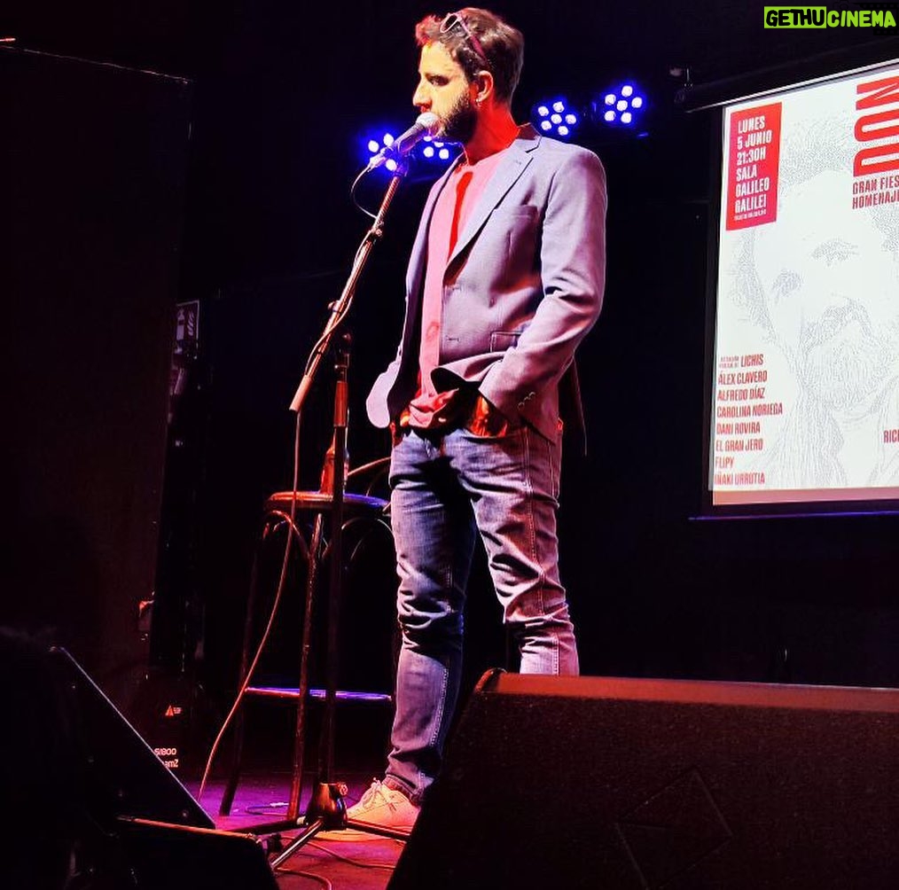Dani Rovira Instagram - Ayer nos despedimos de ti, querido @mauro_urquiza Te hubieras reído tanto y, seguramente, también te hubieras emocionado. Entre los cómicos que estuvieron en el escenario y los que abarrotaban la @salagalileo sumábamos casi 100. Jamás nadie ha conseguido juntar a tantos amantes de la comedia en un mismo sitio y lugar. Y la de gente que por imposibilidad, no pudo asistir. Y tú presente todo el rato. En todas las conversaciones, en cada abrazo, en cada carcajada, en cada chiste, en cada cerveza y en cada lágrima que recorrió una noche donde todos te echamos demasiado de menos. Te mencionamos, te criticamos, te recordamos, te lloramos, nos reímos de tu muerte y de la muerte de todos, con brutalidad, con cariño, con desahogo…y fue tan sanador. La comedia es el mejor invento del mundo. Gracias por tu paso por este mundo de locos, por el aprendizaje artístico y sobre todo vital que nos dejas. Anoche conseguiste que tantos cómicos nos sintiéramos parte de la misma familia, tú, el disruptor, el cascarrabias, el enfadica, conseguiste ser la causa común de todos. Y es que todos, te queríamos y te adorábamos. Siempre te tendré en mi recuerdo, amigo. Te quiero. Abrazo de GOL. ❤️🩹
