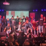 Dani Rovira Instagram - Ayer nos despedimos de ti, querido @mauro_urquiza Te hubieras reído tanto y, seguramente, también te hubieras emocionado. Entre los cómicos que estuvieron en el escenario y los que abarrotaban la @salagalileo sumábamos casi 100. Jamás nadie ha conseguido juntar a tantos amantes de la comedia en un mismo sitio y lugar. Y la de gente que por imposibilidad, no pudo asistir. Y tú presente todo el rato. En todas las conversaciones, en cada abrazo, en cada carcajada, en cada chiste, en cada cerveza y en cada lágrima que recorrió una noche donde todos te echamos demasiado de menos. Te mencionamos, te criticamos, te recordamos, te lloramos, nos reímos de tu muerte y de la muerte de todos, con brutalidad, con cariño, con desahogo…y fue tan sanador. La comedia es el mejor invento del mundo. Gracias por tu paso por este mundo de locos, por el aprendizaje artístico y sobre todo vital que nos dejas. Anoche conseguiste que tantos cómicos nos sintiéramos parte de la misma familia, tú, el disruptor, el cascarrabias, el enfadica, conseguiste ser la causa común de todos. Y es que todos, te queríamos y te adorábamos. Siempre te tendré en mi recuerdo, amigo. Te quiero. Abrazo de GOL. ❤️‍🩹