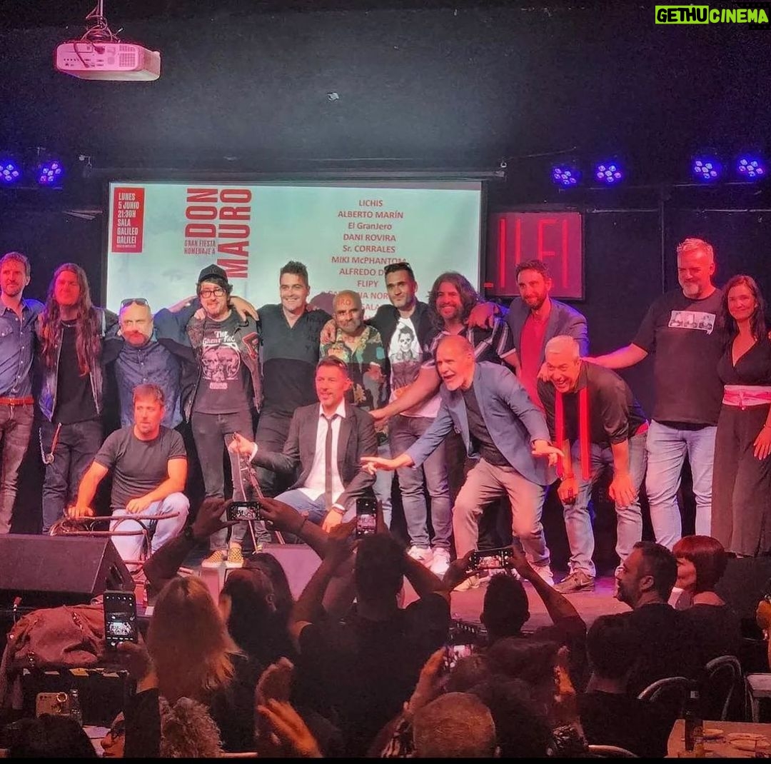 Dani Rovira Instagram - Ayer nos despedimos de ti, querido @mauro_urquiza Te hubieras reído tanto y, seguramente, también te hubieras emocionado. Entre los cómicos que estuvieron en el escenario y los que abarrotaban la @salagalileo sumábamos casi 100. Jamás nadie ha conseguido juntar a tantos amantes de la comedia en un mismo sitio y lugar. Y la de gente que por imposibilidad, no pudo asistir. Y tú presente todo el rato. En todas las conversaciones, en cada abrazo, en cada carcajada, en cada chiste, en cada cerveza y en cada lágrima que recorrió una noche donde todos te echamos demasiado de menos. Te mencionamos, te criticamos, te recordamos, te lloramos, nos reímos de tu muerte y de la muerte de todos, con brutalidad, con cariño, con desahogo…y fue tan sanador. La comedia es el mejor invento del mundo. Gracias por tu paso por este mundo de locos, por el aprendizaje artístico y sobre todo vital que nos dejas. Anoche conseguiste que tantos cómicos nos sintiéramos parte de la misma familia, tú, el disruptor, el cascarrabias, el enfadica, conseguiste ser la causa común de todos. Y es que todos, te queríamos y te adorábamos. Siempre te tendré en mi recuerdo, amigo. Te quiero. Abrazo de GOL. ❤️🩹