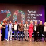 Dani Rovira Instagram - Ayer fui a entregar un premio a una de las personas que más quiero y admiro en esta profesión y en la vida. Qué bonita y divertida es la vida contigo, Karrita. Gracias al @festivalcinealicante por hacer posible este momento y por vuestro 20º Aniversario. 😂 ( 📸 @shootori_ ) ( 👔 @eltendereteshop)