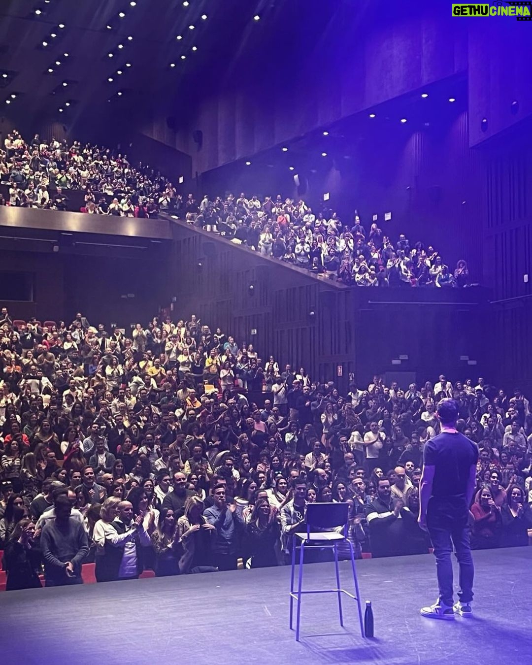Dani Rovira Instagram - Gracias #Sevilla por esta acogida tan sublime. Un estreno soñado. #ValeLaPenaShow ya nació…no anda aún solito, pero qué bien empezó a gatear. Gracias siempre a @manquitaproduc @javitatay3 y @telonea por todo el maravilloso trabajo que no se ve. Sin vosotros no sería posible. Y gracias @cartujacenter por querer ser el testigo de este comienzo.