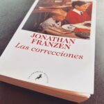 Dani Rovira Instagram – #LasCorrecciones de #JonathanFranzen 

Lo hice llegar a mis manos tras leer en el libro #Blanco de #BretEastonEllis que éste hubiera sido el libro que, el autor de American Psycho, hubiera deseado escribir. 

Una novela que encumbró al autor como uno de los más finos y destacados intérpretes de la literatura americana y mundial de nuestra época. 
Una cruda historia sobre una familia norteamericana, los Lambert, que refleja la sociedad de una época en la última década del siglo XX.
El padre de familia, aquejado de Parkinson, ve distorsionada su visión familiar en el último tramo de su vida. Su mujer sigue obsesionada con que todo siga igual a pesar de la marcha de sus cuatro hijos y la enfermedad crónica y degenerativa de su marido. Sin bajar el listón de las correcciones y de la posesión de la verdad absoluta. ¿Pueden las correcciones de toda una vida de padres a hijos marcarlos para mal en sus vidas? ¿Pueden o deben los hijos corregir los errores de sus padres, en un final de ciclo, en el que los roles se invierten?

Un libro denso y voluminoso, pero la manera exquisita y deliciosa de escribir del autor, hace que su prosa te lleve sola, como un ancho río de aguas mansas. 

#SuPoquicoDeLectura
#RoviraReadings