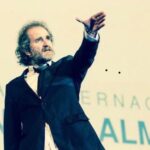 Dani Rovira Instagram – Fue en el año 2005 cuando la vida me regaló mi primera actuación contigo (Crevillente) Puede que fuera una de las actuaciones en la que sentí que podía dedicarme a esto de la comedia, por compartir las tablas contigo. Nervioso en la cena de después, con algunas cervezas en el cuerpo y después de darme todo el cariño y la confianza esa noche, me atreví a confesarte lo muchísimo que te admiraba,  lo mágico que fue para mí compartir cartel contigo y que fuiste uno de los referentes, si no el que más, que tuve para ser monologuista. Te ruborizaste, me sonreíste, me cogiste el cogote y pegaste tu frente con la mía y me dijiste: “Gracias, Rovira. Eres de los nuestros”. Decenas de actuaciones, escenarios, ciudades y cenas juntos. Eras incorregible, talentoso, cascarrabias, brillante y una de las personas que con más cariño me trató cuando llegué. Cuando un cómico se va, es una pérdida irreparable e insustituible. Un amigo, ni os cuento. Gracias por tu amistad, por tu inspiración, por tus arrestos ante la vida. Nos quedó pendiente esa última cena. Pero la haremos, los amigos y cómicos que te adorábamos, en honor a ti, y te honraremos contando tus avatares. Todos quisimos parecernos un poco a ti, Don Mauro. Te vamos a echar mucho de menos. Qué pena tan enorme. Te quiero, amigo. Siempre te querremos. ❤️‍🩹