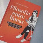 Dani Rovira Instagram – #FilosofíaEntreLíneas de @_nerea_blanco 

Desde la cotidianeidad, la autora nos habla de  cómo la filosofía está imbricada en nuestro día a día. Una forma inteligente y amena de introducirnos a los grandes pensadores de la historia (Sartre, Kant, Schopenhauer, Kierkegaard, Camus, Virginia Woolf, Valcárcel, Heráclito, Parménides…y su especial preferencia por Nietzsche).

La filosofía ya aborda de diferentes maneras, con respuestas y, sobre todo, con preguntas todo lo que nos inquieta o nos suscita curiosidad a lo largo de nuestra vida; Nerea nos hace partícipe de sus dudas, miedos y reflexiones de una manera muy generosa y siempre a hombros de estos gigantes. La música, el feminismo y el humor salpica también cada página de este acertado libro con la única y mamotrética tarea de acercarnos a la filosofía, de hacérnosla más atractiva y asequible. 

#rovirareadings 
#supoquicodelectura