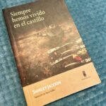 Dani Rovira Instagram – #SiempreHemosVividoEnElCastillo de #ShirleyJackson

Es la segunda novela suya que leo. Una de las madres de la literatura de terror moderna. Considerada su mejor obra. Una historia gótica y sutil. La historia de dos jóvenes y su tío que siguen viviendo en el castillo donde años anteriores ocurrieron acontecimientos horribles. Estigmatizadas por los habitantes del pueblo, la autora nos regala el prisma de lo que sucede dentro de la casa. Una casa maldita y encantada según las habladurías y rumores que se van tergiversando a lo largo de los años por habitantes de los alrededores. Contada desde el punto de vista de “Mary Katherine”, la menor de las hermanas. Una niña extravagante y cubierta de un halo misterioso que hace que el lector dude entre lo que es real y lo que sale de la subjetividad supersticiosa de la niña. Me esperaba una novela pura de terror y encontré una historia que te sugiere más por lo que no te cuenta. Recomendada para los fans del terror, la creación de atmósferas y literatura sugerente. Gracias totoriense por el regalo. ♥️

#supoquicodelectura 
#RoviraReadings