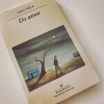 Dani Rovira Instagram – #UnAmor de #SaraMesa

Una historia pequeña con sentimientos enormes. La de una protagonista, Nat, que se traslada a un pequeño pueblo a “empezar de nuevo” o “huyendo de…” y se encuentra con un micro mundo ligeramente hostil, con una atmósfera enrarecida por sus pocos habitantes. Ella, en un estado actual de vulnerabilidad y fragilidad, va lidiando con sus propios miedos e inseguridades, y cada interacción con cada uno de sus vecinos es un auténtico reto de gestión emocional y conflicto interno. 
Una belleza en lo literal y una delicadeza y precisión de cirujana en la descripción de la psique y el alma de la protagonista. 
Gracias @aitanasanchezgijon por la recomendación en aquella cena tan memorable. ♥️ ganas de verla en la gran pantalla de la mano de @isabel.coixet 
#SuPoquicoDeLectura
#RoviraReadings