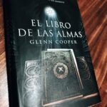 Dani Rovira Instagram – #ElLibroDeLasAlmas de #GlennCooper

Hace muchos años me leí #LaBibliotecaDeLosMuertos del mismo autor. Me fascinó. Un libro que te mantenía en vilo durante todas sus páginas, pero el último tercio era de tal magnitud, que tenía que leerlo de pie, de la emoción. 

Esta nueva entrega, que si bien no es la continuación, sí está cimentada sobre la misma premisa. El factor sorpresa se mitiga un poco, al haber leído la primera, pero te mantiene tenso, de igual manera toda la lectura. 

¿Qué sentirías si sabes que en el siglo XIV unos monjes escribían sin cesar unos manuscritos con los nombres y las fechas de los nacimientos y muertes de toda la humanidad? Lo impactante, que muchas de esas fechas de decesos, aún no han llegado. Es decir…estos libros son premonitorios. Y no os cuento más. Sobre esos mimbres se articulan estos dos títulos que, si te gusta la lectura envuelta en misterio y con trazas de apocalipsis, #GlennCooper es más que recomendable. 

#SuPoquicoDeLectura
#RoviraReadings