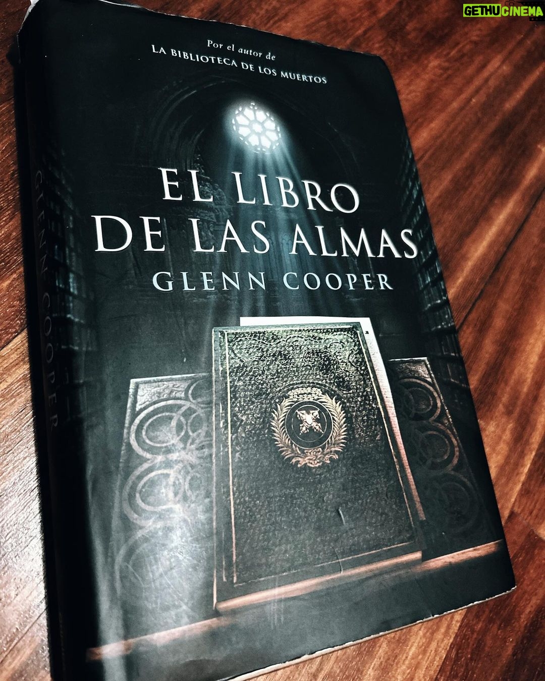Dani Rovira Instagram - #ElLibroDeLasAlmas de #GlennCooper Hace muchos años me leí #LaBibliotecaDeLosMuertos del mismo autor. Me fascinó. Un libro que te mantenía en vilo durante todas sus páginas, pero el último tercio era de tal magnitud, que tenía que leerlo de pie, de la emoción. Esta nueva entrega, que si bien no es la continuación, sí está cimentada sobre la misma premisa. El factor sorpresa se mitiga un poco, al haber leído la primera, pero te mantiene tenso, de igual manera toda la lectura. ¿Qué sentirías si sabes que en el siglo XIV unos monjes escribían sin cesar unos manuscritos con los nombres y las fechas de los nacimientos y muertes de toda la humanidad? Lo impactante, que muchas de esas fechas de decesos, aún no han llegado. Es decir…estos libros son premonitorios. Y no os cuento más. Sobre esos mimbres se articulan estos dos títulos que, si te gusta la lectura envuelta en misterio y con trazas de apocalipsis, #GlennCooper es más que recomendable. #SuPoquicoDeLectura #RoviraReadings