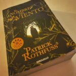 Dani Rovira Instagram – #ElNombreDelViento de #PatrickRothfuss

Hacía tiempo que no leía una novela de aventuras fantásticas de tal nivel adictivo. Seguir el relato de Kvothe desde su niñez ha sido todo un lujo. Músico, mendigo, ladrón, mago, estudiante, héroe y asesino…adherido a rumores y cuentos de taberna que han ido perpetrando la vida épica de nuestro protagonista. 
Sin complejos, podría jugar en una liga parecida a J.R.R. Tolkien, George R.R. Martin o J.K. Rowling, capaz de crear mundos, lenguajes y universos nuevos, donde la fantasía y la realidad van cogiditas de la mano. Pronto le hincaré el diente a la segunda parte: #ElTemorDeUnHombreSabio. 

Gracias @arturogcampos por ponerme estas joyitas por en medio para que me tropiece con ellas. 
#supoquicodelectura 
#RoviraReadings