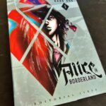 Dani Rovira Instagram - #AliceInBorderLand de #HaroAso Cómic manga inspirado en el género “battle royal” Ryouhei Arisu, un estudiante cabreado con el mundo, sale una noche de juerga con dos de sus amigos. Unos enormes fuegos artificiales hacen que tengan una suerte de viaje astral a un mundo apocalíptico donde no parece haber otros humanos. Pronto se darán cuenta que aquel lugar no es otra cosa que un enorme tablero de un juego de supervivencia macabro y nada piadoso. Ellos, las fichas. Cayó el primero y seguramente caerán hasta los 10 que completan esta historia frenética y delirante. Al enterarme que la serie de Anime estaba en plataformas, preferí leerme antes los mangas. Manías mías. #SuPoquicoDeLectura #RoviraReadings