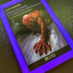 Dani Rovira Instagram – #Hellraiser o #ElCorazónCondenado de #CliveBarker

Un clásico de la literatura de terror, considerada la mejor novela de 1986 en Reino Unido. Relato que da forma al año siguiente a una de las películas de terror de culto más importantes de finales del siglo XX (aún tengo pendiente verla)

El amor, la desesperación, el deseo, la muerte y el hedonismo son las claves de esta historia tenebrosa y de atmósfera densa. 

La misión de los “cenobitas”, una especie de demonios, es torturar con placer a los que acceden a cierto nivel a través de un cubo diseñado para tal efecto. Lo que los demonios entienden por placer y hedonismo, no es lo que esperan los humanos que acceden a él. 

Gracias @lorenzo_fernandez_bueno por la recomendación. Ahora, me tiro de cabeza a ver la peli. 

#supoquicodelectura 
#rovirareadings