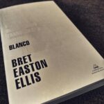 Dani Rovira Instagram – #Blanco de @breteastonellis 

El autor de #americanpsycho escribe una especie de mezcla entre ensayo y autobiografía sobre su infancia, su polémica carrera, referencias literarias, cinematográficas y cultura popular. 

Todo esto para llevarnos de la mano hacia un análisis locuaz y totalmente libre de “autocensura” presente en la actual sociedad sobre qué está pasando en estas últimas cuatro décadas. 

Es un canto a la LIBERTAD DE EXPRESIÓN, independientemente de que se esté en consonancia con lo que se diga o lo que se opine o lo que se cree artística o culturalmente. 
Comparte sobre lo peligroso de la dictadura de lo políticamente correcto, del neopuritanismo, la hipersensibilidad, la mecha absolutamente corta que tiene a día de hoy la ofensa. 

Su honestidad es cruda y áspera. En cada una de sus páginas estaría perseguido por la policía de la moralidad en la que nos estamos convirtiendo. 
No hay hueco para el debate. Hueco para la argumentación y la escucha, aunque los puntos a tratar sean prácticamente extremos. Es posible que nos hayamos infantilizado creyendo que la vida es blanca o negra. 

Muchas de las cosas y opiniones que vierte no están en consonancia con mi manera de pensar, pero es estupendo cuando alguien las expone desde la autenticidad, sin perseguir dogmas y razonando cada una de sus exposiciones. Es por eso por lo que hay que luchar, porque cada uno pueda expresarse y tener su propia opinión sin necesidad de ser cancelado. 
“La sociedad media entre los extremos de, por un lado, la moralidad intolerablemente estricta y, por otro, la permisividad peligrosamente anárquica mediante un acuerdo tácito según el cual se nos concede margen para forzar las normas de la moralidad más estricta, siempre y cuando lo hagamos de forma discreta y silenciosa. La hipocresía es el lubricante que permite que la sociedad siga funcionando de forma agradable”. JANET MALCOM.

Mi libertad acaba cuando empieza la tuya, correcto. Pero que mi libertad de expresión no acaba cuando empieza tu ofensa, también. 

Mi humilde opinión. Os lo recomiendo. 

#rovirareadings 
#supoquicodelectura

(Gracias @paolagarciacostas por el regalo…lo he devorado)