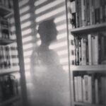 Dani Rovira Instagram – Amo mi “sombra”. Esas partes ocultas de mi personalidad que reprimía, escondía o negaba. Muchos años sin entenderlo. Pero ahora la reconozco, la acepto y la amo. Ya no me avergüenza. No me avergonzará jamás. 

Abrazándola siento que comienza la historia de amor más bonita de mi vida. Una historia de amor conmigo. Mi luz y mi sombra ahora somos uno. Y me quiero tanto y tan bien que no volveré a negarme. ☯️
#ComoJungManda
