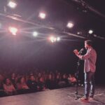 Dani Rovira Instagram – No te ancles ni empadrones en el éxito. Si consigues alcanzarlo es porque tienes la capacidad para hacerlo. Potencialmente, tienes lo que hace falta. Pero cuando lo consigas, disfrútalo solo el tiempo justo. 

…y baja de nuevo, como el entrenador que gana una liga y al año siguiente elige jugar con otro equipo de segunda para subirlo a primera. 
Y vuelve a crear todo desde cero, pasando de nuevo por un proceso de dudas, errores y pequeños fracasos. Con esa invisible presión de hacerlo igual o mejor que la última vez. Sin olvidar ser fiel a ti mismo para crear el camino que TÚ quieres crear y no el que desearía imponerte el público, la sociedad o las modas. No te traiciones. No seas alguien que no seas TÚ. 

Y si el éxito llega de nuevo, vuélvelo a disfrutar, pero solo un poco, como el fuerte sabor de las diez primeras masticaciones de un chicle muy rico. Pero no lo alargues hasta que el sabor se convierta en algo aburrido o monótono. 

Y si no llega, persiste, destruye, rompe, arregla, vive, respira, descansa, mánchate, grita, patalea, hasta que asome de nuevo la recompensa. 

Así es como yo entiendo el proceso creativo. Todos los altos vuelos empiezan desde el suelo. 

No se me ocurre un mejor motor para encontrarle sentido a todo esto del arte, del humor y del vivir.