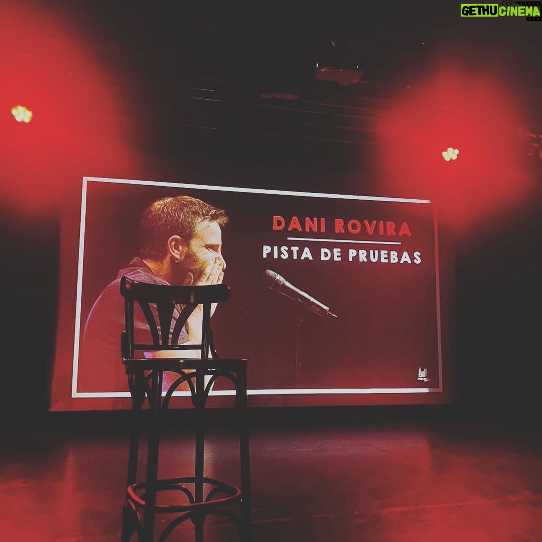 Dani Rovira Instagram - Ayer pusimos la primera piedra de lo que será el nuevo show. Todo por hacer. Pero nacieron cosas e ideas muy chulas. Agradezco al público que vino y sabiéndolo entender y abrazando las costuras y los pespuntes que estaban tan a la vista. Qué feliz soy en un escenario. GRACIAS